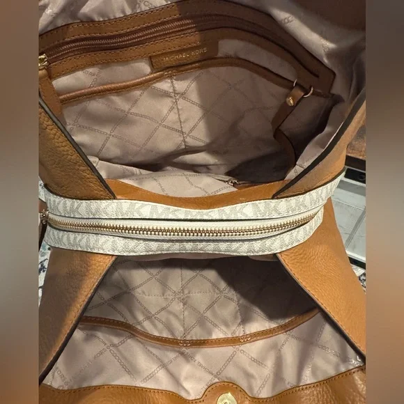 Michael Kors Carrie Shoulder Bag (EUC) - Picture 9 of 16